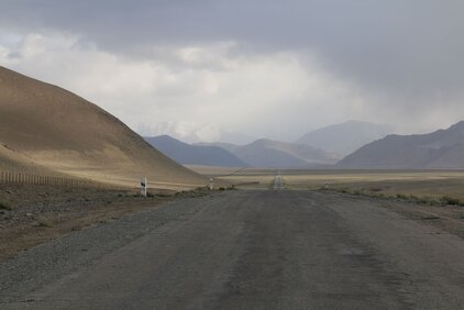 stacheldrahtzaun = chinesische grenze auf tadschikischem staatsgebiet